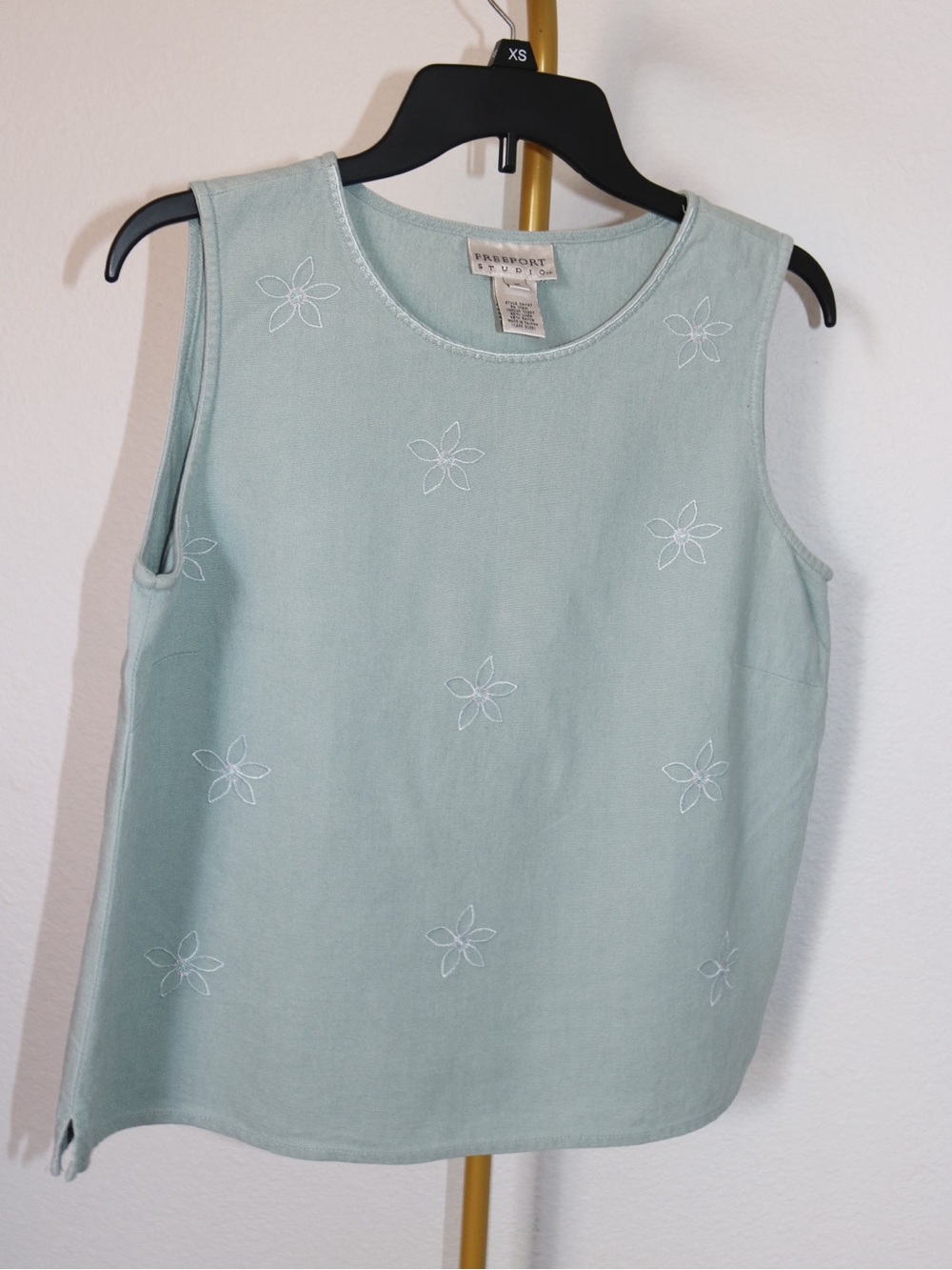 Freeport Studio Sage Linen Blend Embroidered Floral Sleeveless Coastal Top